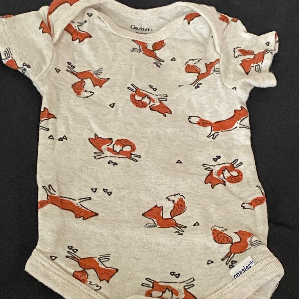 WHAT DOES A FOX 🦊 SAY NWOT 2piece set unisex short sleeve onesie & matching hat